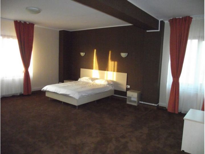 Complex turistic Ambiance, Pitesti - imaginea 