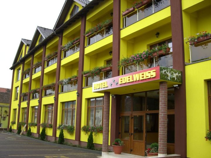 Hotel Edelweiss, Medias - imaginea 