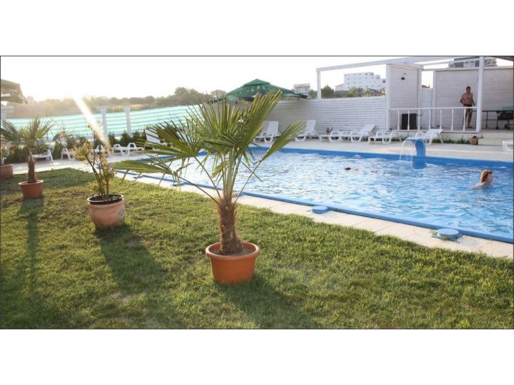 Vila Jamaica, Navodari - imaginea 